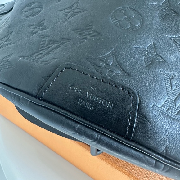 Authentic Louis Vuitton Discovery Bumbag - Picture 5 of 6